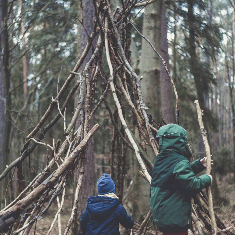 Hoe je een shelter bouwt: essentiële bushcraft vaardigheden die kinderen op kamp leren