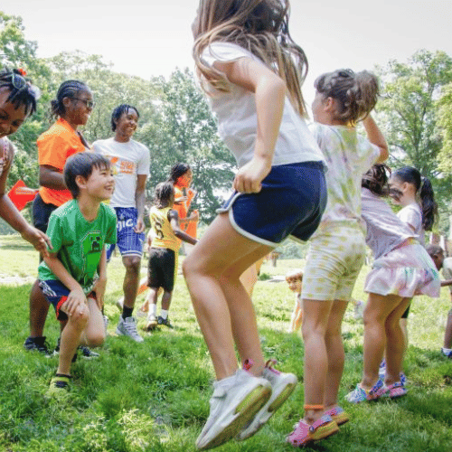 Hoe kinderen op kamp verbinding vinden en eenzaamheid overwinnen